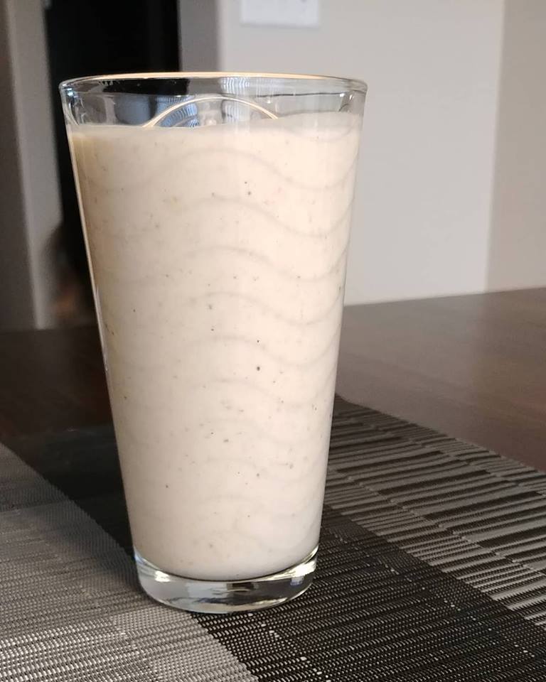 Banana cinnamon roll smoothie with oatmeal